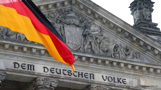 Fahne vor Reichstag
