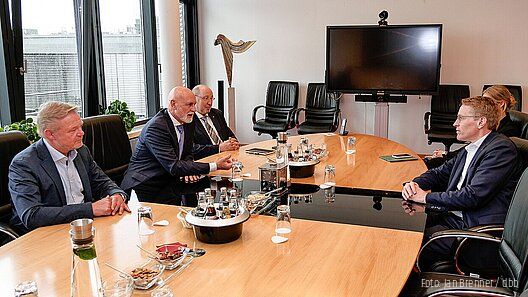 Geyer im Gespräch mit Ministerpräsident von Schleswig Holstein zum Berufsbeamtentum Geyer im Gespräch mit Ministerpräsident von Schleswig Holstein zum Berufsbeamtentum