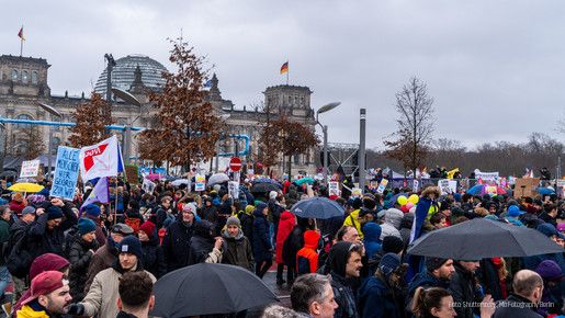 Menschen jeden Alters vereint gegen Extremismus